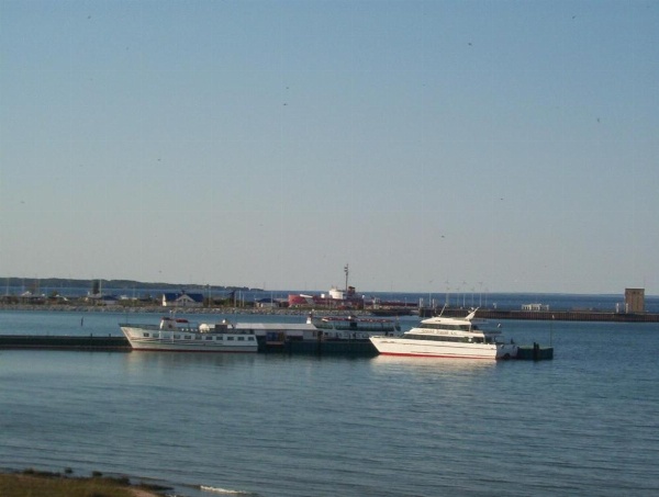 Mackinaw Beach And Bay All Suites Resort image 12