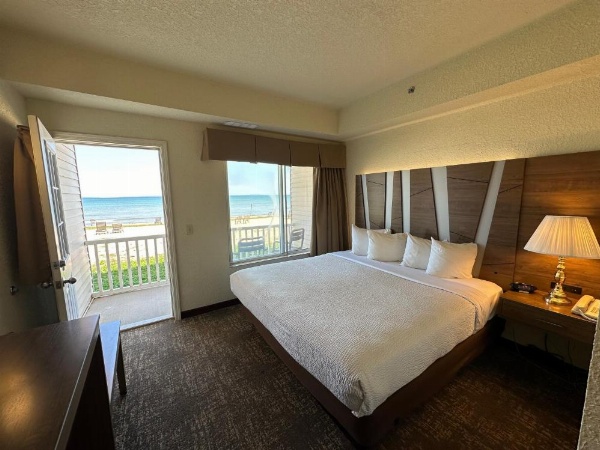 Mackinaw Beach And Bay All Suites Resort image 21