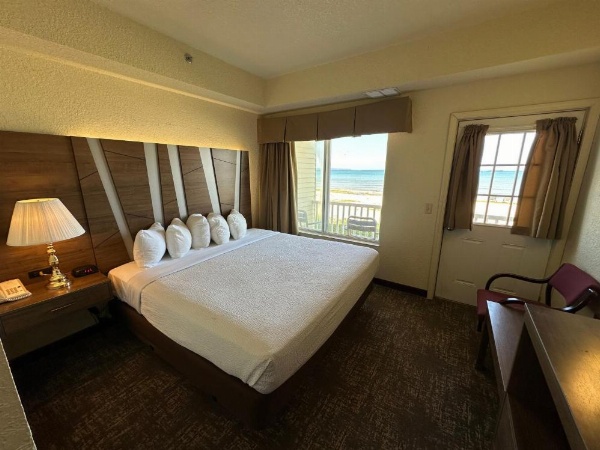 Mackinaw Beach And Bay All Suites Resort image 24