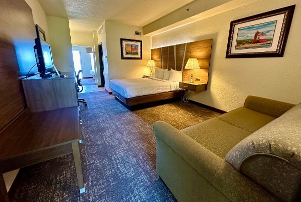 Mackinaw Beach And Bay All Suites Resort image 3