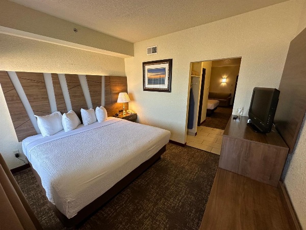 Mackinaw Beach And Bay All Suites Resort image 4