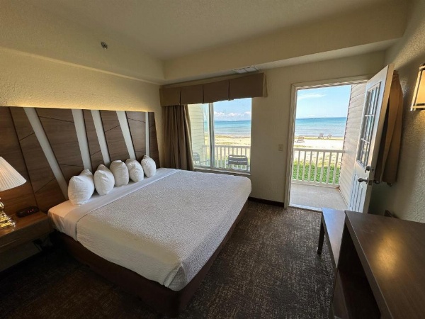 Mackinaw Beach And Bay All Suites Resort image 7