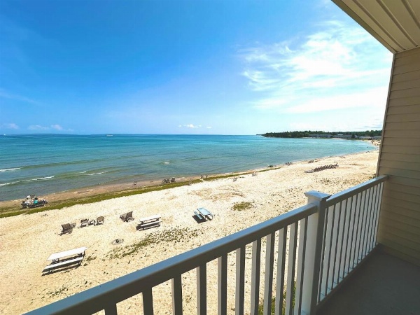 Mackinaw Beach And Bay All Suites Resort image 9